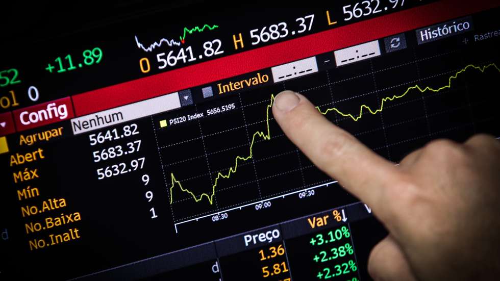 Um monitor mostra os valores do PSI-20, o índice que agrega as 20 maiores empresas cotadas na Euronext Lisboa, em Lisboa, 8 de novembro de 2021. MÁRIO CRUZ/LUSA
