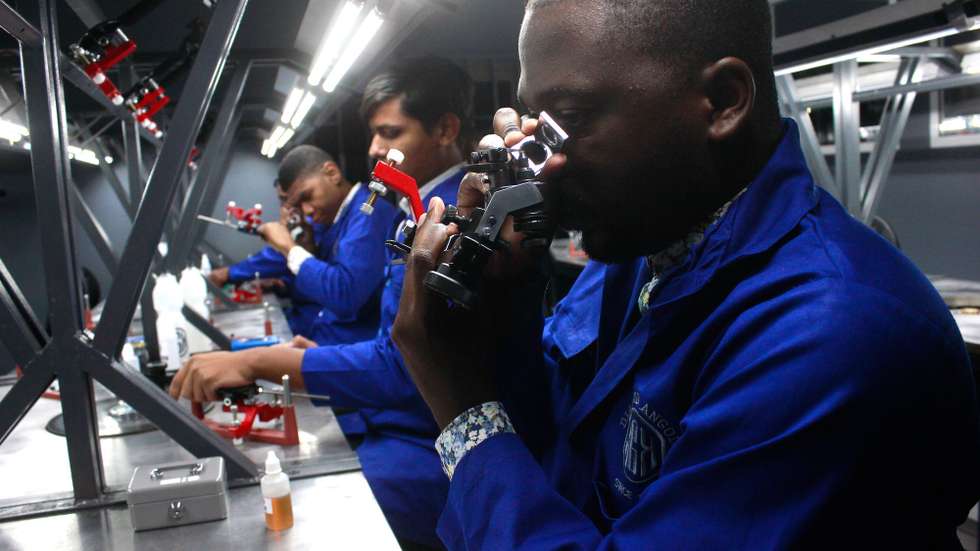 Inauguração da nova fábrica de lapidação de diamantes KGK Angola, em Luanda, Angola, 4 de novembro de 2019. "Este polo de lapidação que está a ser instalado na Lunda Sul vai efetivamente constituir um passo muito importante para o setor de diamantes em Angola. Este mês ainda, a Sodiam – Empresa Nacional de Comercialização de Diamantes de Angola fará a apresentação oficial deste polo", disse hoje o ministro dos Recursos Minerais e Petróleos, Diamantino Pedro Azevedo. AMPE ROGÉRIO / LUSA