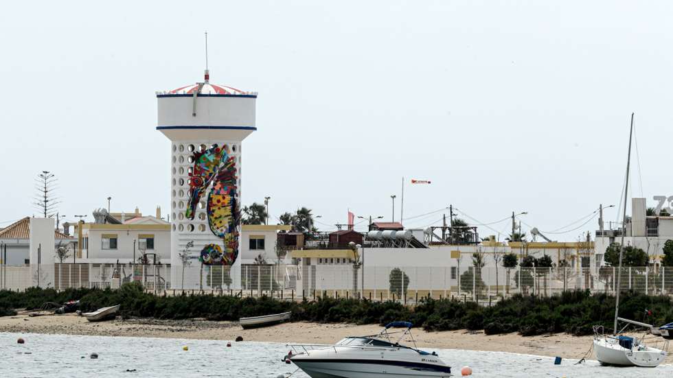 Uma escultura de um Cavalo Marinho, peça escultóricas do artista Bordalo II, promovida pela Câmara Municipal de Faro (CMF) e a Universidade do Algarve (UAlg), é vista na torre do depósito de água do parque de campismo da praia de Faro, no dia da sua inauguração, em Faro, 09 de abril de 2021. (ACOMPANHA TEXTO). LUÍS FORRA/LUSA