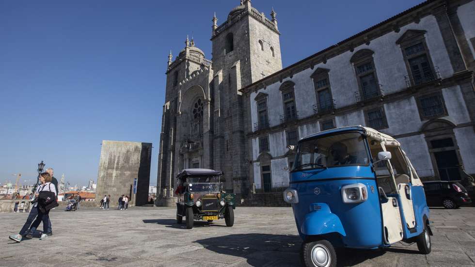 Transportes turísticos junto à Sé do Porto, 11 de novembro de 2021. (ACOMPANHA TEXTO DE 16/11/2021) JOSÉ COELHO/LUSA