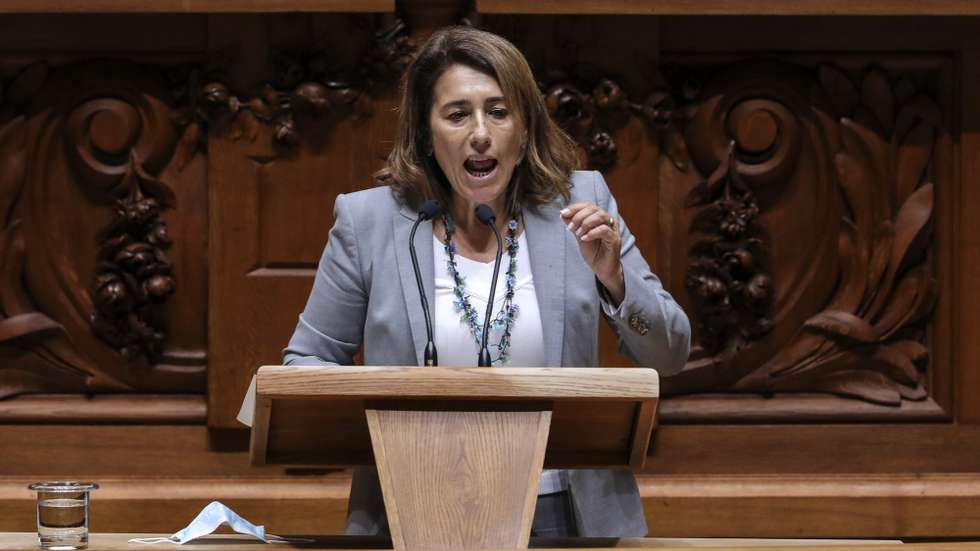 A deputada do Partido Socialista (PS) Constança Urbano de Sousa intervém no debate parlamentar sobre os diplomas do PS, PAN, IL e Cristina Rodrigues, sobre ordens profissionais, esta tarde na Assembleia da República, em Lisboa, 13 de outubro de 2021. MIGUEL A. LOPES/LUSA