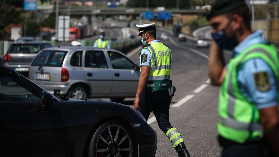 Elementos da Guarda Nacional Republicana (GNR), durante a operação de fiscalização no âmbito das novas medidas covid-19 para a Área Metropolitana de Lisboa (AML), nas portagens de Alverca, em Alverca, 25 de junho de 2021. RODRIGO ANTUNES/LUSA
