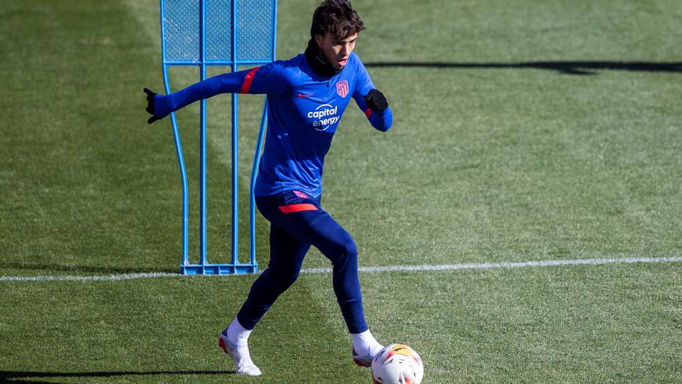 epa09586931 Atletico Madrid's Portuguese forward Joao Felix performs during his team's training session at Wanda Sports City in Majadahonda, Madrid, central Spain, 17 November 2021. Atletico Madrid will face CA Osasuna in their Spanish LaLiga soccer match on 20 November 2021.  EPA/Rodrigo Jimenez