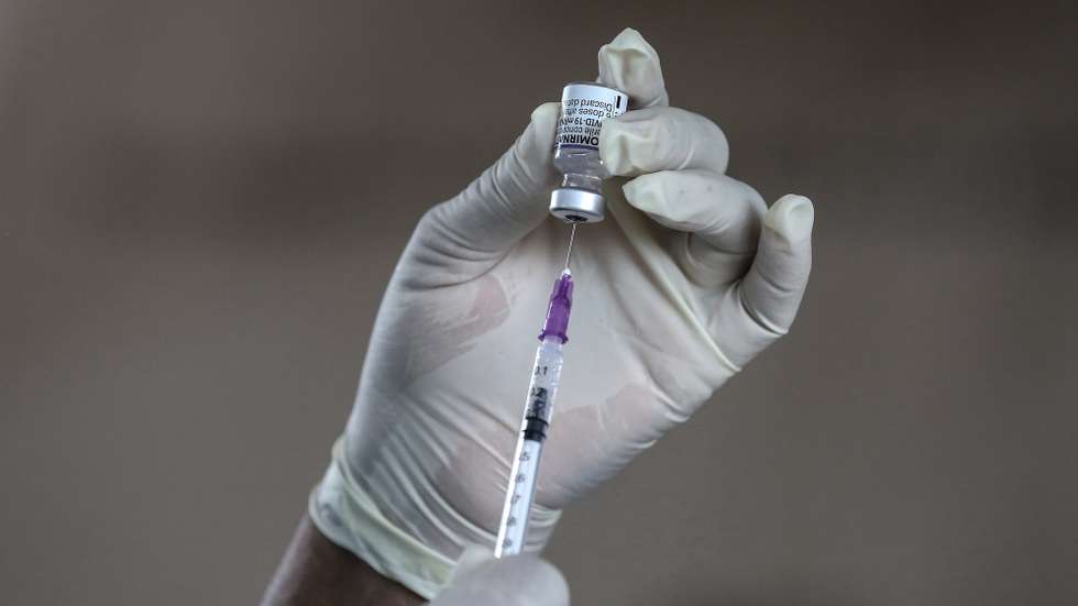epa09586981 A health worker holds a vial of the Pfizer- BioNTech Comirnaty Covid-19 vaccine at a temporary vaccination clinic in Colombo, Sri Lanka, 17 November 2021. Sri Lankan health authorities started to administer the booster dose to senior citizens on 17 November 2021. The country is currently administering Pfizer-BioNTech, Oxford AstraZeneca, China's Sinopharm, Russian Sputnik V, and Moderna vaccines.  EPA/CHAMILA KARUNARATHNE