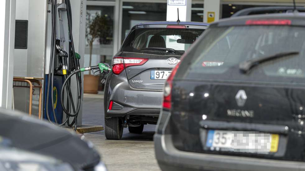 Automobilistas portugueses abastecem em Espanha para fugir aos preços altos dos combustíveis em Portugal e vão abastecer a Espanha, onde a diferença pode chegar aos 36 cêntimos por litro, em Ayamonte, Espanha, 17 de outubro de 2021. (ACOMPANHA TEXTO). LUÍS FORRA/LUSA