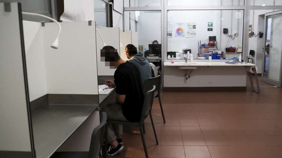 Toxicodependentes na sala de consumo vigiado instalada na zona do Vale de Alcântara, nas imediações do antigo Casal Ventoso, em Lisboa, 15 de novembro de 2021. A primeira sala de consumo vigiado de drogas do país registou, em seis meses, 862 utentes, o triplo do estimado, e já conseguiu "imprimir alguma mudança" na vida de quem a frequenta e do bairro de Lisboa onde funciona. (ACOMPANHA TEXTO DA LUSA DO DIA 20 DE NOVEMBRO DE 2021). ANTÓNIO COTRIM/LUSA