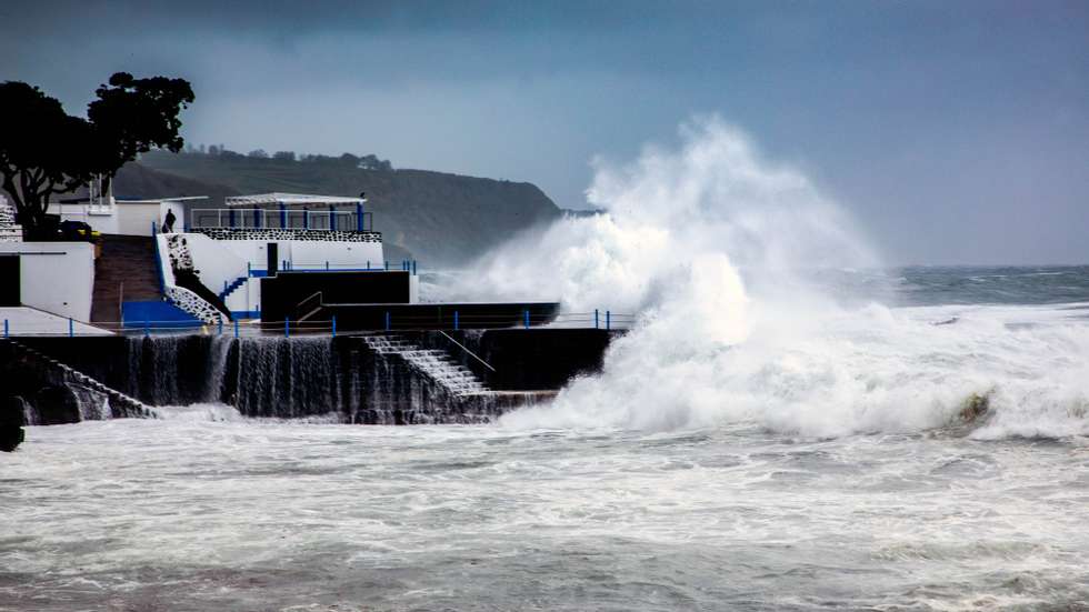 A depressão LOLA começou a afetar os grupos Ocidental e Central dos Açores, mas &quot;o período mais crítico” é esperado na quinta-feira, informou o Instituto Português do Mar e da Atmosfera (IPMA), Ponta Delgada, Açores, 22 de abril de 2021. Num comunicado, a delegação dos Açores do IPMA adianta que a depressão deverá encontrar-se, na madrugada de quinta-feira, &quot;centrada a cerca de 300 quilómetros a norte/nordeste do Corvo&quot;, prevendo-se &quot;um aumento significativo da intensidade do vento, com rajadas entre 120 a 130 quilómetros por hora nos grupos Ocidental (Flores e Corvo) e Central (Terceira, Pico, São Jorge, Graciosa e Faial) e até 100 quilómetros por hora no grupo Oriental (São Miguel e Santa Maria). EDUARDO COSTA /LUSA