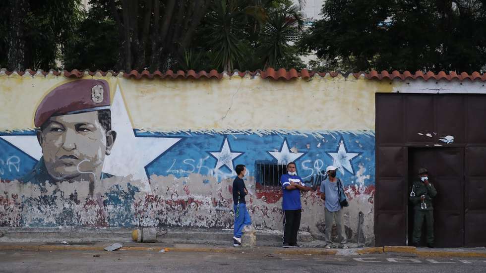 epa09595276 Voters queue up at a poll station in Caracas, Venezuela, during local and regional election day, 21 November 2021. Venezuelans are voting to elect state governors, mayors and municipal councillors.  EPA/Miguel Gutierrez