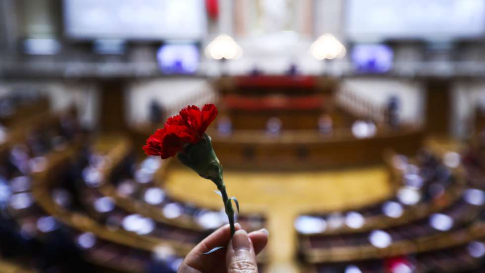 Sessão solene comemorativa dos 47 anos da Revolução de 25 de Abril na Assembleia da República em Lisboa, 25 de abril de 2021. Em 25 de abril de 1974, um movimento de capitães derrubou a ditatura de 48 anos, de Marcelo Caetano, chefe do Governo e de Américo Tomás, Presidente da República, num golpe que se transformou numa revolução, a "revolução dos cravos". ANTÓNIO COTRIM/LUSA