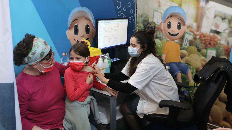 epa09598871 A nurse injects a child with a first shot of a COVID-19 vaccine in Jerusalem, Israel, 23 November 2021. Israel launched a campaign to offer Covid-19 vaccine dose for children between 5 and 12 years old  EPA/ABIR SULTAN