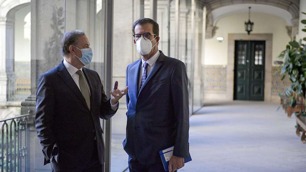 O presidente da Câmara Municipal do Porto, Rui Moreira (D), conversa com o seu advogado Tiago Rodrigues Basto (E), antes de entrarem na sala de audiências no Tribunal de S. João Novo, onde é arguido no julgamento do 'Caso Selminho', processo em que é acusado de favorecer a imobiliária da família, da qual era sócio, no Porto, 16 de novembro de 2021. FERNANDO VELUDO/LUSA