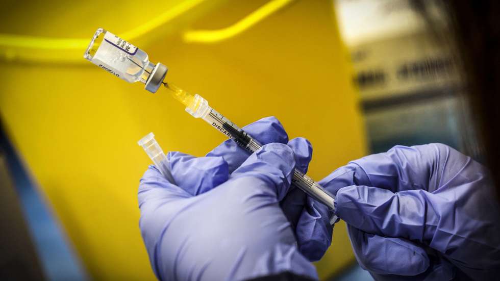epa09595378 Health workers administer a Pfizer COVID-19 vaccine booster shot at the COVID-19 vaccination hub of San Giovanni Addolorata hospital, in Rome, Italy, 21 November 2021.  EPA/GIUSEPPE LAMI