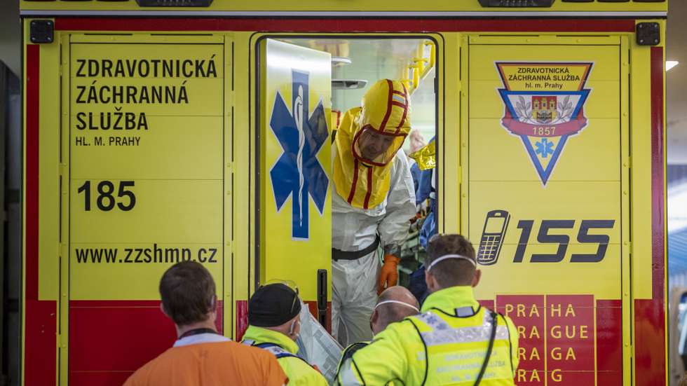 epa09602388 Healthcare workers from Prague Ambulance Service, transport a COVID-19 patient from Brno to Motol University Hospital in Prague, Czech Republic, 25 November 2021. Hospitals in the South Moravia region are on the edge of capacity due to surge of coronavirus infections. Tests in the Czech Republic confirmed over 18.000 new cases of Covid-19 on 24 November.  EPA/MARTIN DIVISEK