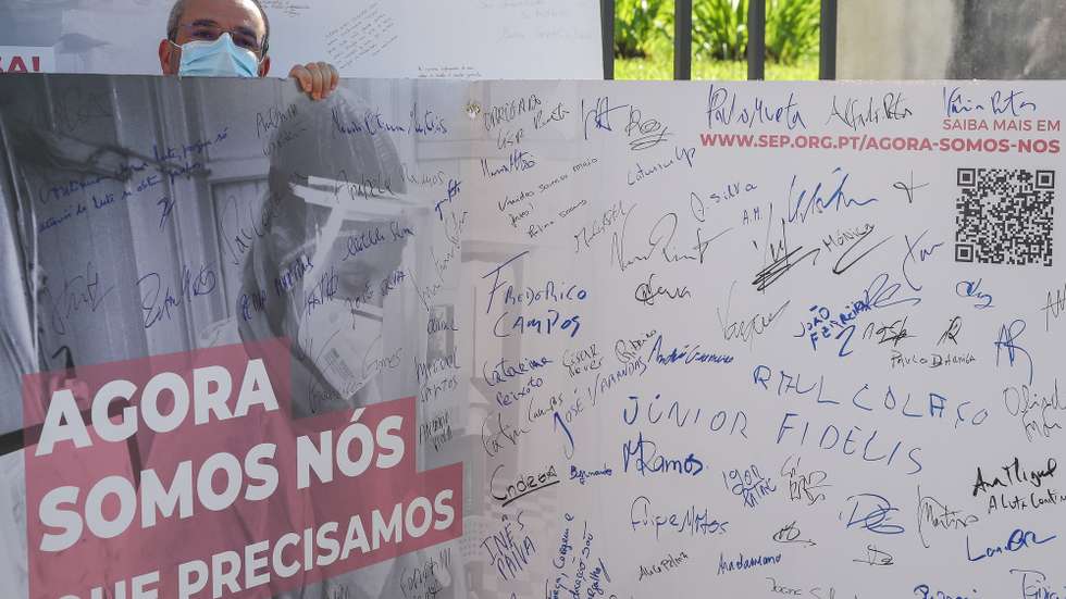 Um enfermeiro durante a concentração organizada pelo Sindicato dos Enfermeiros Portugueses sobre os centros de vacinação e centros de saúde que podem entrar em rutura com a campanha de vacinação da gripe sazonal em curso e o início da 3ª toma da vacina Covid-19