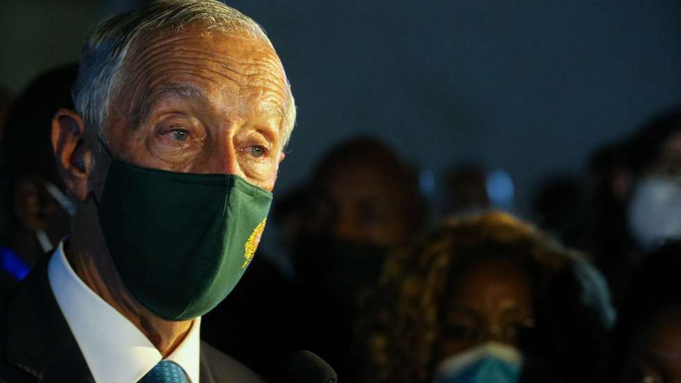 O Presidente de Portugal, Marcelo Rebelo de Sousa, fala aos jornalistas durante a visita ao Centro de Vacinação Paz Flor, em Luanda, Angola, 27 de novembro de 2021.  AMPE ROGÉRIO / LUSA