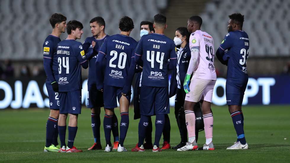 epa09608173 Belenenses players react after the Portuguese First League soccer match between Belenenses SAD vs Benfica, at National Stadium, in Oeiras, near of Lisbon, Portugal, 27 November 2021. The match between Belenenses SAD and Benfica ended in the 48th minute, as the Belenenses ran out of the minimum number of players, after starting with only nine, due to an outbreak of covid-19.  EPA/ANTONIO COTRIM