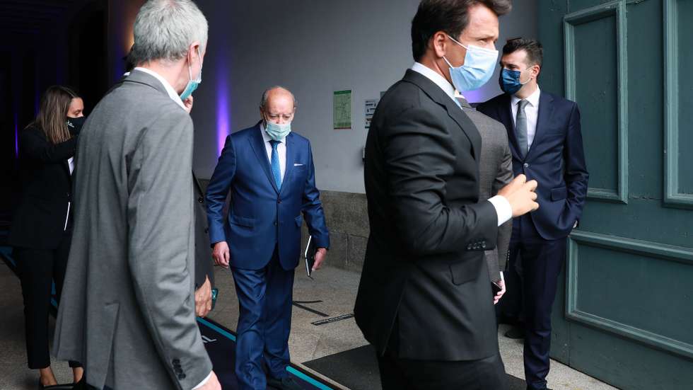 O presidente do Futebol Clube do Porto, Jorge Nuno Pinto da Costa (C), à chegada para participar na 7.ª Cimeira de Presidentes da Liga Portugal, realizada no Centro de Congressos da Alfândega do Porto, no Porto, 02 de setembro 2021. ESTELA SILVA/LUSA