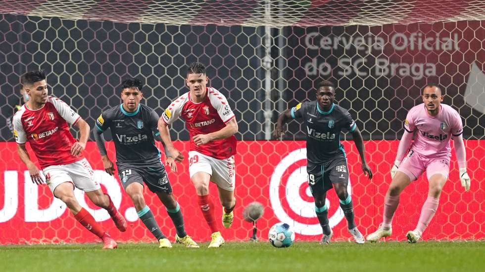O jogador do Sporting de Braga, Vitinha (C), disputa a bola com o jogador do Vizela, Mendez, durante o jogo da 12.ª jornada da Primeira Liga de futebol realizado no Estádio Municipal de Braga, 30 de novembro de 2021. HUGO DELGADO/LUSA