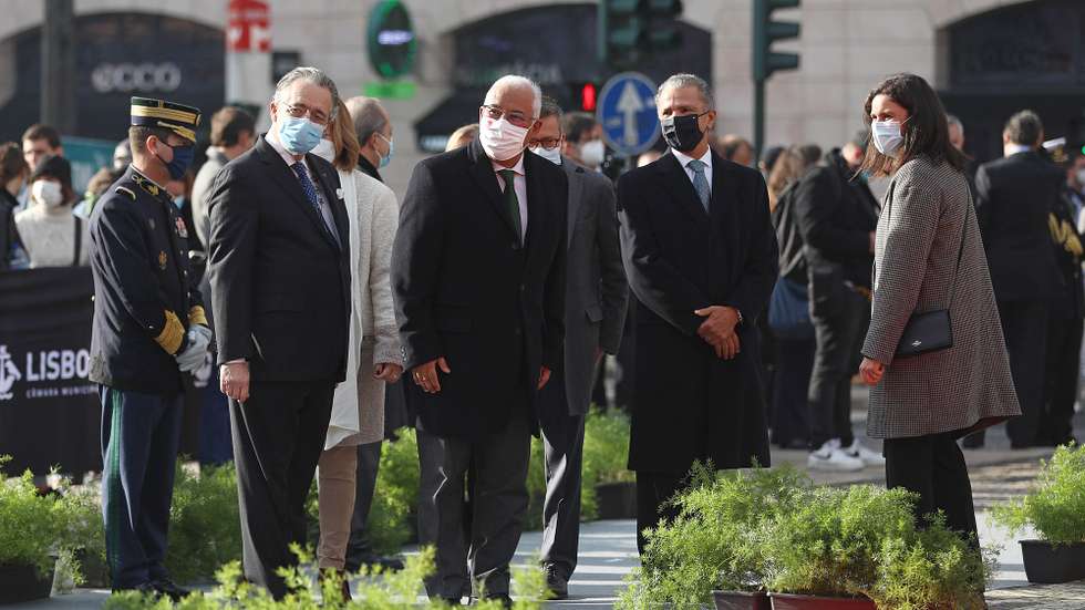 O primeiro-ministro António Costa (C), acompanhado pelo presidente do Movimento 1º de Dezembro, Ribeiro e Castro (2-E), à chegada para a cerimónia de homenagem aos Heróis da Restauração da Independência de Portugal, na Praça dos Restauradores, em Lisboa, 01 de dezembro de 2021. ANTÓNIO PEDRO SANTOS/LUSA