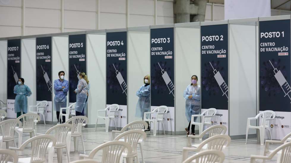 Utentes durante o processo de vacinação no novo Centro de Vacinação da cidade de Lisboa, Lisboa,01 de dezembro de 2021. Segundo a autarquia, “a necessidade de reforçar a capacidade de vacinação na cidade de Lisboa impôs mudanças ao processo, motivando a decisão de abrir um grande centro no Pavilhão 4 da Feira Internacional de Lisboa (Parque das Nações), com 60 postos e uma capacidade para realizar até 9 mil inoculações contra a covid-19 ou gripe por dia”. Portugal está em Estado de Calamidade desde as 00H00, desta quarta-feira. ANTÓNIO COTRIM/LUSA