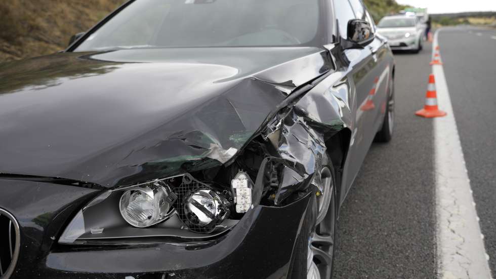 O carro onde seguia o ministro da Administração  Interna, Eduardo Cabrita, estacionado no A6 no seguimento de um acidente que envolveu uma vitima mortal por atropelamento, Évora, 18 de junho de 2021. PAULO CUNHA /LUSA