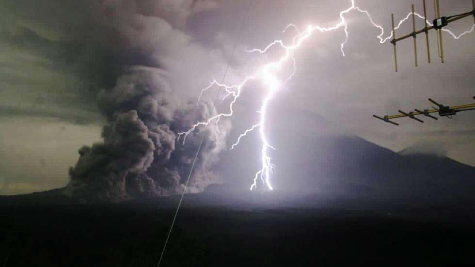 epa08853974 A handout photo made available by  Indonesian Geological Agency shows Mount Semeru spewing volcanic materials during an eruption in Lumajang, East Java, Indonesia, 01 December 2020.  EPA/INDONESIAN GEOLOGICAL AGENCY / H BEST QUALITY AVAILABLE HANDOUT EDITORIAL USE ONLY/NO SALES