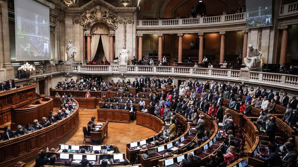 A bancada do PS vota a favor da proposta de Orçamento do Estado para 2022 (OE2022), na Assembleia da República, em Lisboa, 27 de outubro de 2021. A proposta de Orçamento do Estado para 2022 entregue no parlamento prevê que a economia portuguesa cresça 4,8% em 2021 e 5,5% em 2022. MÁRIO CRUZ/LUSA