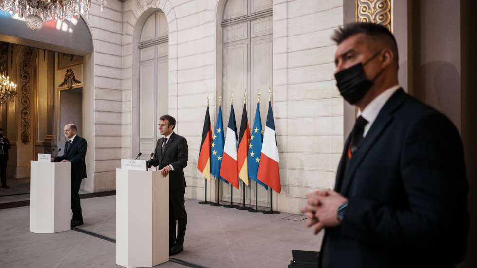 epa09634253 German Chancellor Olaf Scholz (L) and French President Emmanuel Macron (R) attend a media conference at the Elysee Palace in Paris, France, 10 December 2021. Two days after taking office, Scholz visits the French President in Paris as well as top EU and Nato personnel in Brussels.  EPA/THIBAULT CAMUS / POOL MAXPPP OUT