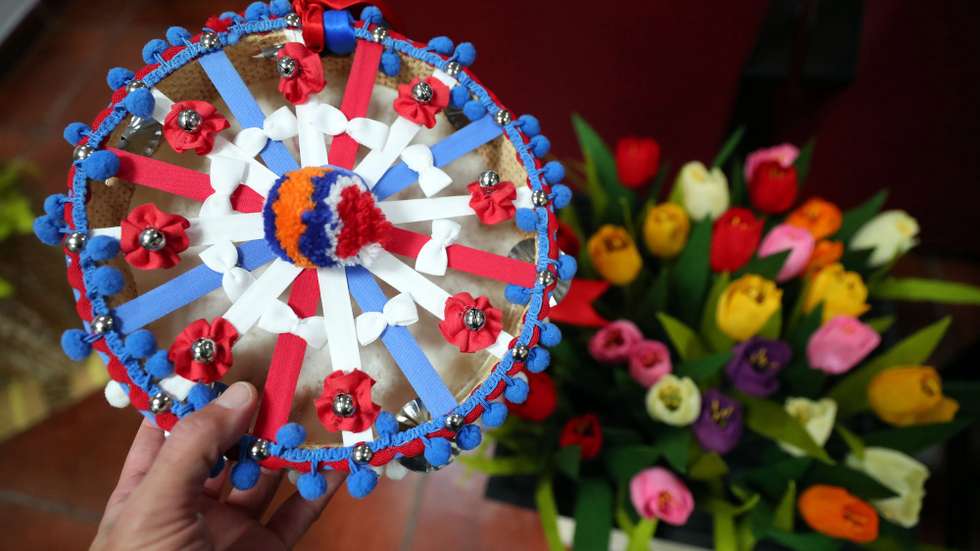 Uma pandeireta utilizada pelos habitantes de Campo Maior enquanto cantam as "saias" e fazem flores de papel no centro comunitário local, recriando o que habitualmente sucede nos serões dos meses que antecedem as Festas do Povo, nos anos em que se realizam, onde as ruas se tornam jardins de flores de papel. Os habitantes de Campo Maior esperam que esta festa seja classificada pela Organização das Nações Unidas para a Educação, Ciência e Cultura (UNESCO) como Património Cultural Imaterial, na 16.ª reunião do Comité do Património Mundial que vai decorrer entre os dias 13 e 18 deste mês, em Paris (França), Campo Maior, 09 de dezembro de 2021. (ACOMPANHA TEXTO DE 11 DE DEZEMBRO DE 2021). NUNO VEIGA/LUSA