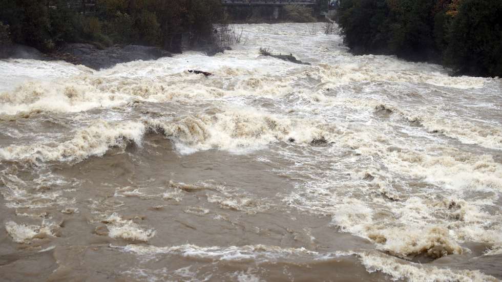 epa09631323 View of the Cadagua river in Alonsotegui, Basque Country, Spain, 09 December 2021, as heavy rains threaten to overflow the river.  EPA/LUIS TEJIDO