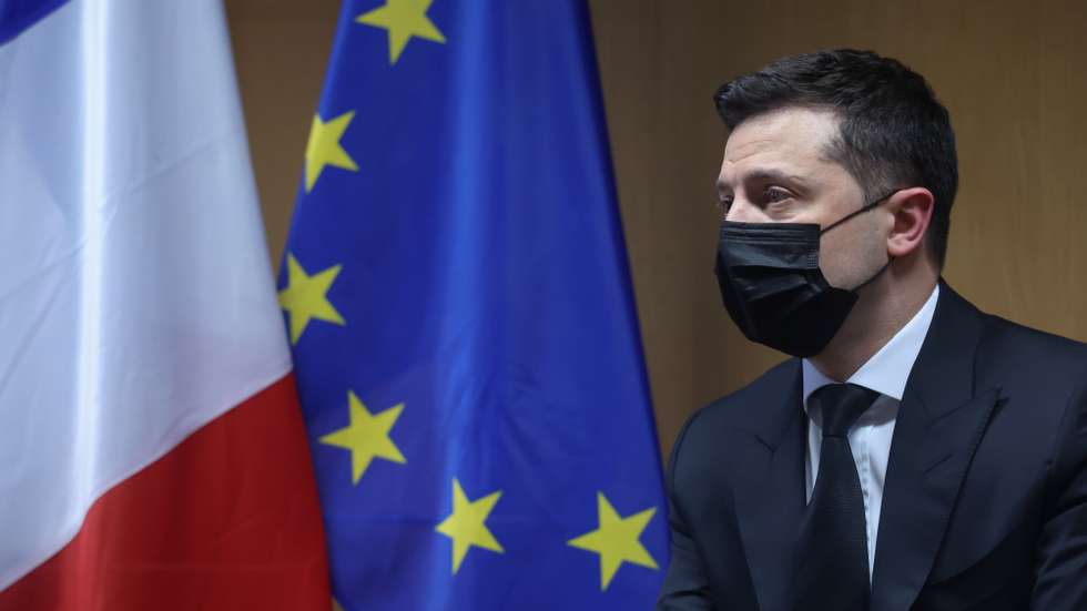 epa09643246 Ukraine's President Volodymyr Zelensky reacts as he meets France's President Emmanuel Macron during the Eastern Partnership summit at The European Council Building in Brussels, Belgium, 15 December 2021. EU leaders will try to rescue their outreach to five former Soviet republics of eastern Europe, all of which would-be partners undermined by Russian meddling and regional strife.  EPA/KENZO TRIBOUILLARD / POOL