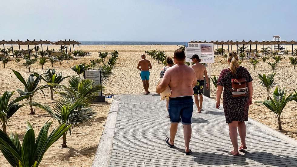 Turistas à saída do hotel RIU Palace Santa Maria, o mais recente e um dos maiores de Cabo Verde, inaugurado em plena pandemia de covid-19, já emprega 600 trabalhadores cabo-verdianos na ilha do Sal e já contabiliza 190 mil dormidas, Santa Maria, Cabo Verde, 10 de dezembro de 2021.  (ACOMPANHA TEXTO DE 13  DEZEMBRO 2021).  PAULO JULIÃO/LUSA