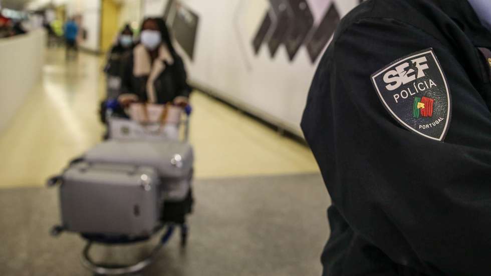 Agente do SEF no aeroporto de Lisboa