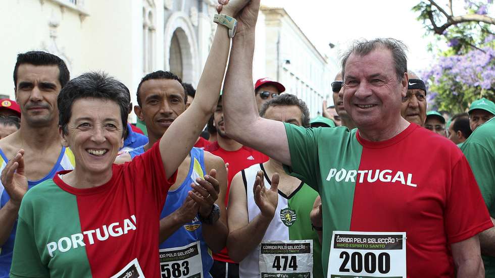 Os atletas, Rosa Mota e Carlos Lopes, apadrinharam hoje corrida pela selecção realizada na baixa de Faro, Algarve, 02 de junho de 2012. LUIS FORRA/LUSA