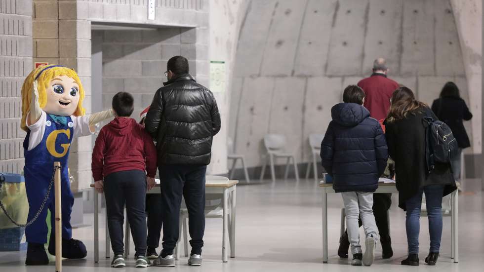 Inicio do processo de vacinação de crianças, no centro de vacinação no Pavilhão Multiusos de Gondomar