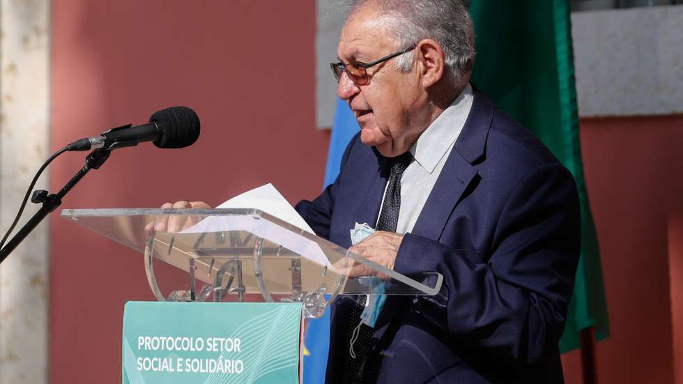 O presidente da Confederação Nacional das Instituições de Solidariedade, padre Lino Maia, discursa durante a cerimónia de assinatura do Protocolo do Setor Social e Solidário no âmbito da implementação do Plano de Recuperação e Resiliência (PRR), Lisboa, 21 de julho de 2021. ANTÓNIO COTRIM/LUSA