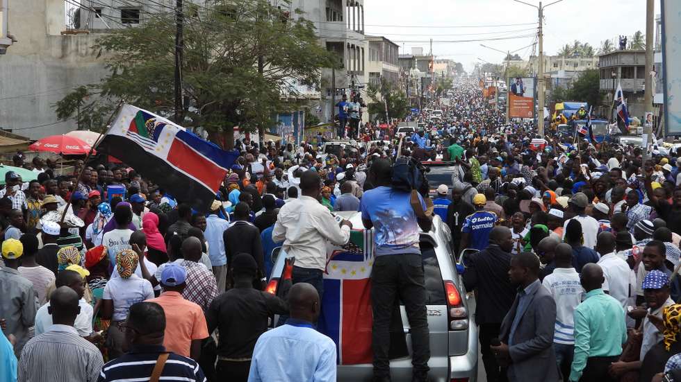 Apoiantes seguem o presidente da Renamo, em Moçambique