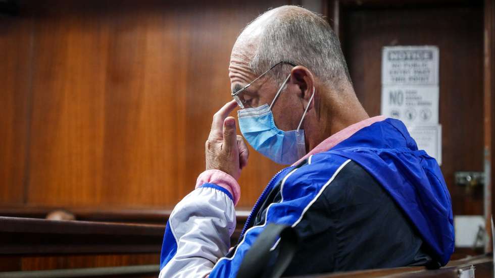 O ex-banqueiro João Rendeiro no Tribunal de Verutam, onde foi presente a um a juiz, Durban, África do Sul, 17 de dezembro de 2021. O juiz sul-africano Rajesh Parshotam decidiu esta sexta-feira que João Rendeiro fica detido provisoriamente até 10 de Janeiro e até que Portugal formalize o pedido de extradição, João Rendeiro foi preso no sábado, num hotel em Durban, na província sul-africana do KwaZulu-Natal, numa operação que resultou da cooperação entre as polícias portuguesa, angolana e sul-africana. LUÍS MIGUEL FONSECA/LUSA