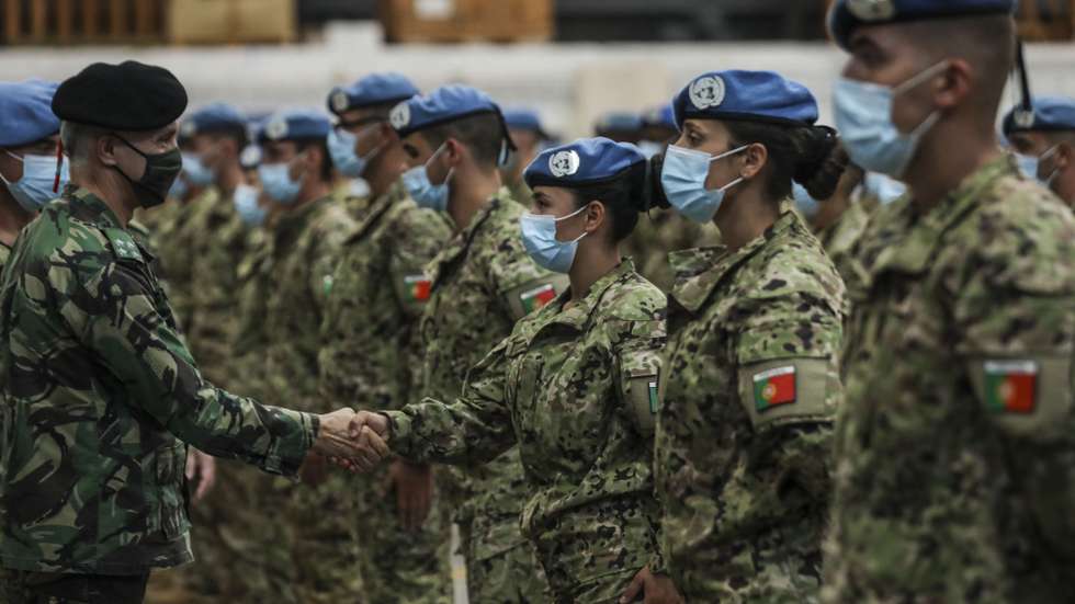 O chefe do Estado-Maior do Exército, general Nunes da Fonseca (E), cumprimenta militares portugueses ao regressarem  após seis meses de missão na República Centro-Africana, Aeródromo de Trânsito n.º 1 de Figo Maduro em Lisboa, 16 de novembro de 2021.  Regressam a Portugal, 150 militares da 9.ª Força Nacional Destacada na República Centro-Africana que, durante os últimos seis meses, integraram a Missão Multidimensional Integrada das Nações Unidas para a Estabilização deste país (MINUSCA). MIGUEL A. LOPES/LUSA