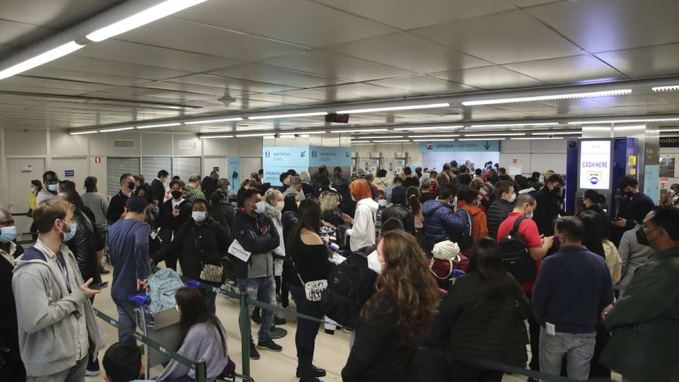 Passageiros aguardam na fila para testes à covid-19 no Aeroporto de Lisboa, responsável do laboratório diz que filas existem porque é o único local aberto em Lisboa para fazer teste Covid, 02 de janeiro de 2022. MANUEL ALMEIDA/LUSA
