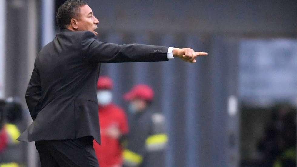 O treinador Lito Vidigal do Moreirense dá indicações aos seus jogadores durante o jogo contra o Boavista na jornada 15 da Primeira Liga de Futebol  disputado no Estádio do Bessa Sec. XXI, Porto, 19 de dezembro de 2021. FERNANDO VELUDO/LUSA