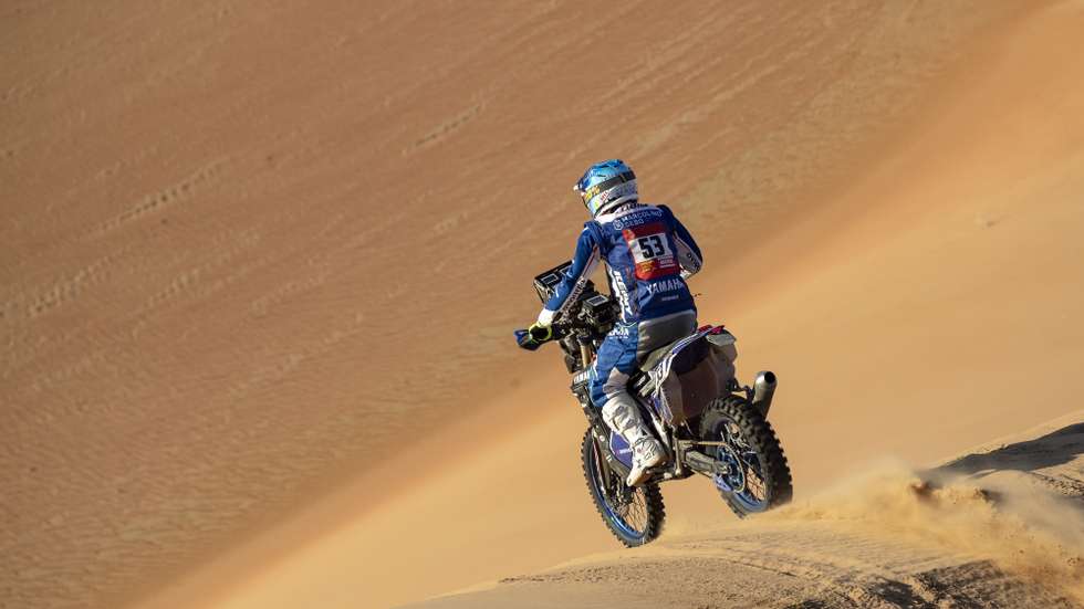 epa08133894 Portoguese Antonio Maio (Yamaha Fino Motor Racing) in action during stage eleven of the Rally Dakar 2020 between Shubaytah and Haradh, in Saudi Arabia, 16 January 2020.  EPA/ANDRE PAIN