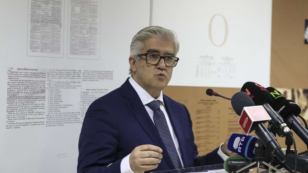 O secretário de Estado Adjunto e da Saúde, António Lacerda Sales, durante a intervenção na receção aos novos médicos internos do Centro Hospitalar Universitário de Coimbra (CHUC) que vai acolher 196 novos médicos internos, sendo 103 médicos internos de formação especializada e 93 médicos internos de formação geral, no CHUC, em Coimbra, 3 de janeiro de 2022. PAULO NOVAIS/LUSA