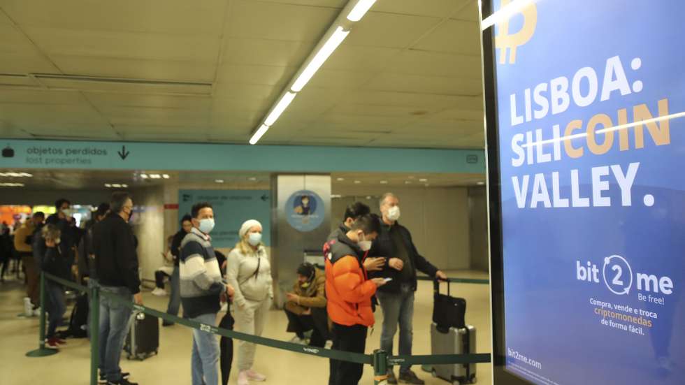 Passageiros aguardam na fila para testes à covid-19 no Aeroporto de Lisboa, responsável do laboratório diz que filas existem porque é o único local aberto em Lisboa para fazer teste Covid, 02 de janeiro de 2022. MANUEL ALMEIDA/LUSA