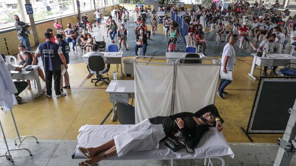 epa09630455 Patients wait at the Flu Care Center, in the Alemao favela complex, in Rio de Janeiro, Brazil, 08 December 2021. The number of severe respiratory cases caused by influenza exceeds that of covid-19, according to information from the municipal Secretary of Health. Faced with this flu outbreak, which has already reached 20 thousand inhabitants of Rio de Janeiro, the city of Rio de Janeiro will receive 300 thousand doses of vaccine against the H3N2 influenza, from the Butantan Institute of Sao Paulo.  EPA/Andre Coelho