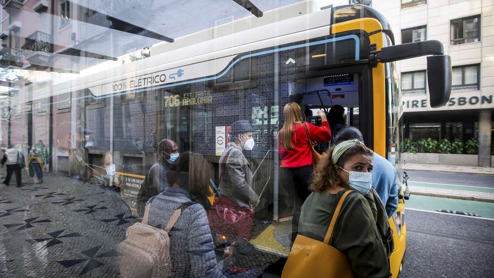 Populares viajam de autocarro no dia da greve de trabalhadores do Metropolitano de Lisboa, convocada pelos Sindicatos representativos dos trabalhadores do Metropolitano de Lisboa, esta greve de 24 horas abrange a generalidade dos trabalhadores. Esta greve levou a uma maior procura pelos transportes da Carris, em Lisboa, 04 de novembro de 2021. NUNO FOX/LUSA
