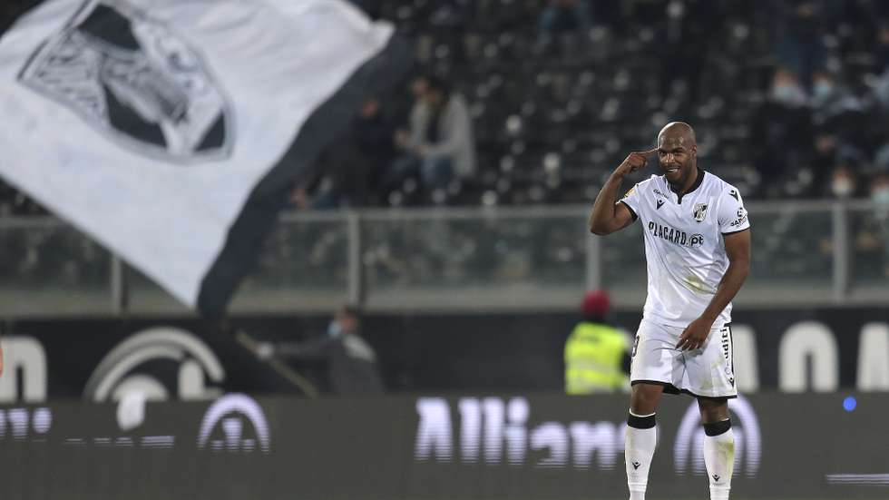 O jogador do Vitória de Guimarães Óscar Estupíñan festeja após marcar um golo