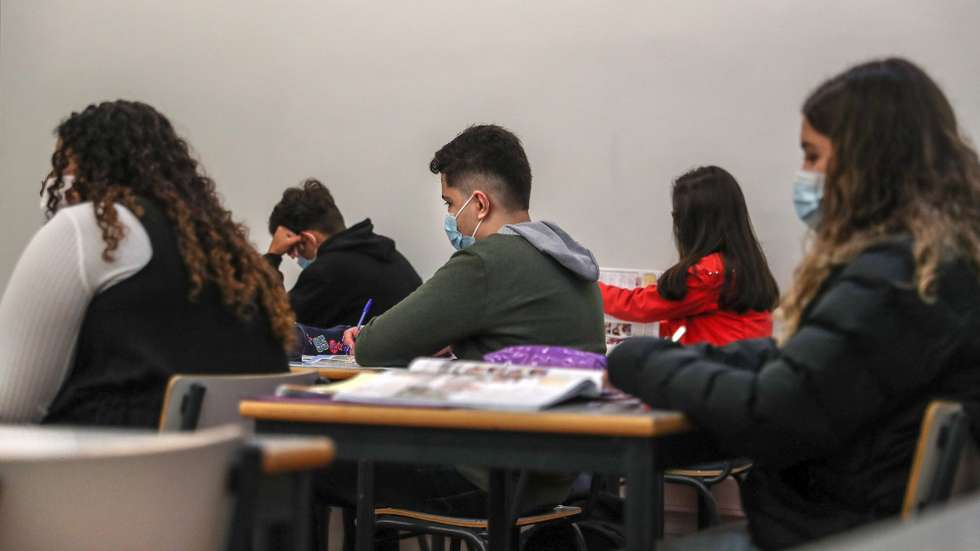 Alunos do agrupamento de escolas D. Dinis no regresso às aulas no âmbito do desconfinamento devido à pandemia de covid-19, em Lisboa, 5 de abril de 2021. MÁRIO CRUZ/LUSA