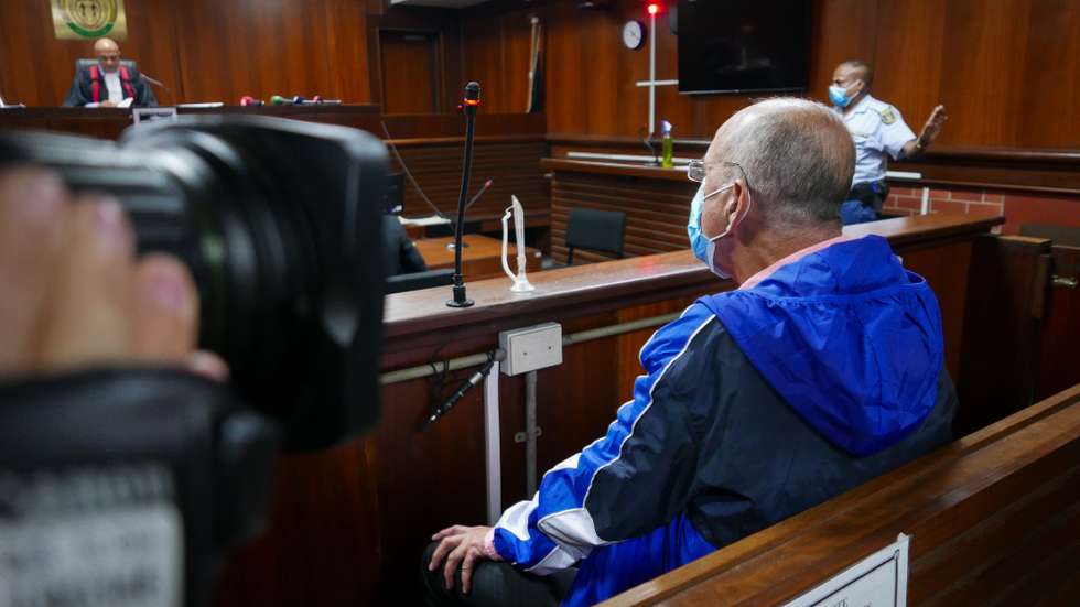 O ex-banqueiro João Rendeiro no Tribunal de Verutam, onde foi presente a um a juiz, Durban, África do Sul, 17 de dezembro de 2021. O juiz sul-africano Rajesh Parshotam decidiu esta sexta-feira que João Rendeiro fica detido provisoriamente até 10 de Janeiro e até que Portugal formalize o pedido de extradição, João Rendeiro foi preso no sábado, num hotel em Durban, na província sul-africana do KwaZulu-Natal, numa operação que resultou da cooperação entre as polícias portuguesa, angolana e sul-africana. LUÍS MIGUEL FONSECA/LUSA