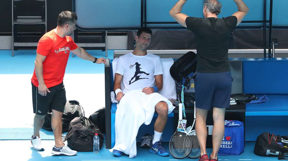 Novak Djokovic treinou pela primeira vez na Rod Laver Arena esta segunda-feira, poucas horas depois de ter sido libertado